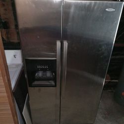 Black Whirlpool Fridge/ Nevera Negra Whirlpool for Sale in North  Providence, RI - OfferUp