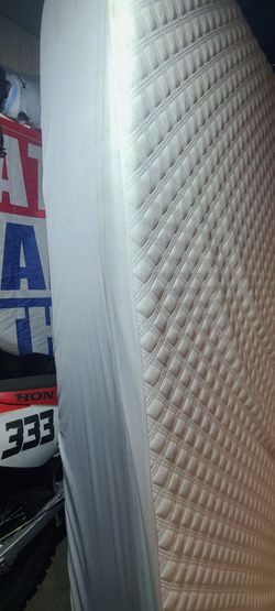 Queen mattress / memory foam