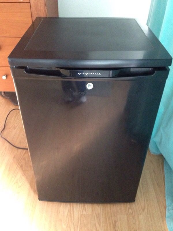 Fridgidaire compact refrigerator FRC445GB