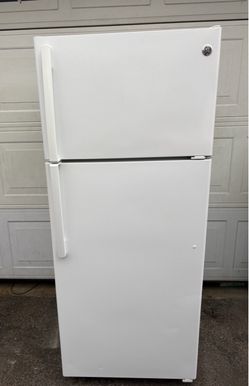 GE Refrigerator W-28” D-29,5” H-67”