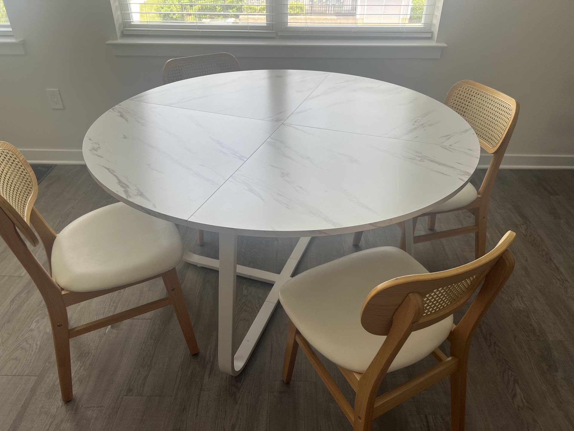Dining table + 4 chairs 