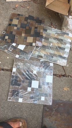 4 squares,https://offerup.com/redirect/?o=bWlzYy5nbGFzcw== tile. S.W.Arl