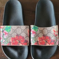 Women's Gucci Floral Sandals Size 42/ 10 U.S. $300 PICKUP IN OAKDALE 