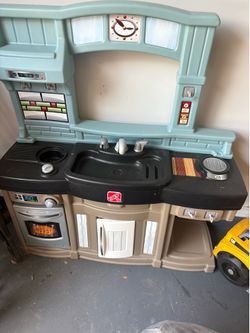 Children’s play kitchen and accessories