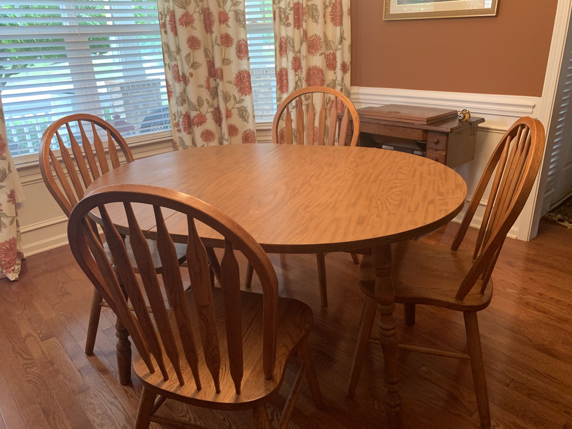 Kitchen Table w/4 chairs
