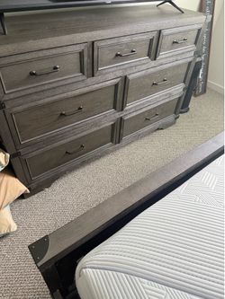 Adjustable Base Gray Queen Bedroom Set  (Havertys)