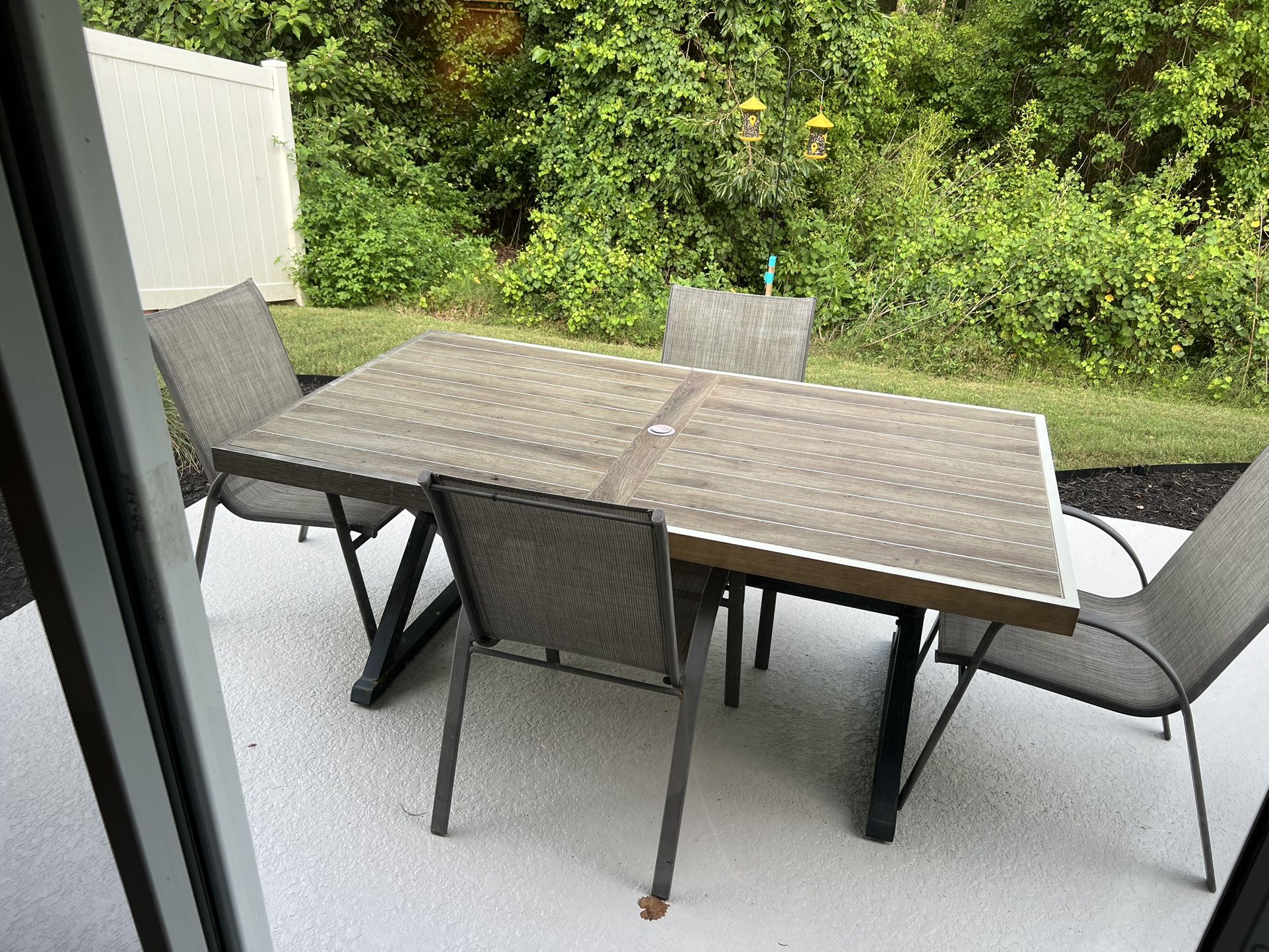 Outdoor Patio Table And 4 Chairs.