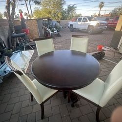 Mesa de 4 sillas en buena condición