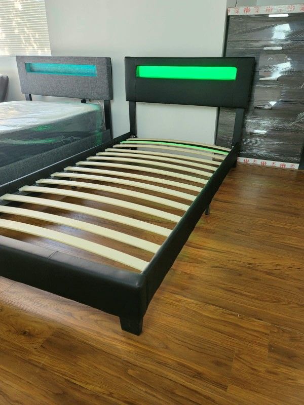 NEW IN BOX TWIN UPHOLSTERED BED FRAME PLATFORM 😊 MATTRESS SOLD SEPARATELY