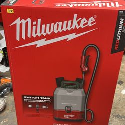 Milwaukee M18 18-Volt 4 Gal. Lithium-Ion Cordless Switch Tank Backpack Pesticide Sprayer Kit with 3.0 Ah Battery and Charger