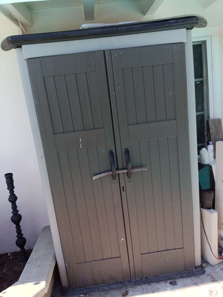 Outdoor Rubbermaid Shed