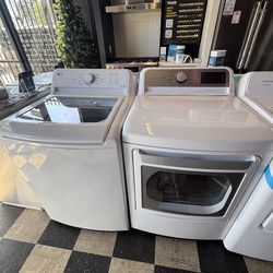 LG Washer and Dryer Set in White ☘️