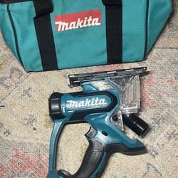 MAKITA XDS01 Cut Out SAW