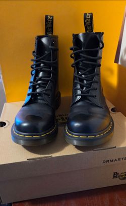 BRAND NEW Dr Martens for Women Sz 9