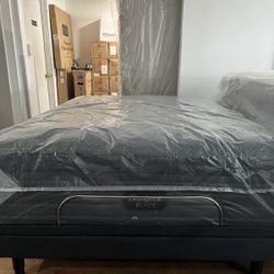 New Queen Beautyrest Black Mattress