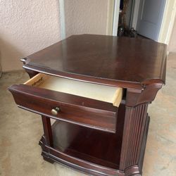 Broyhill Furniture Solid Wood End Table Coffee Brown ~ Pickup in Los Angeles 
