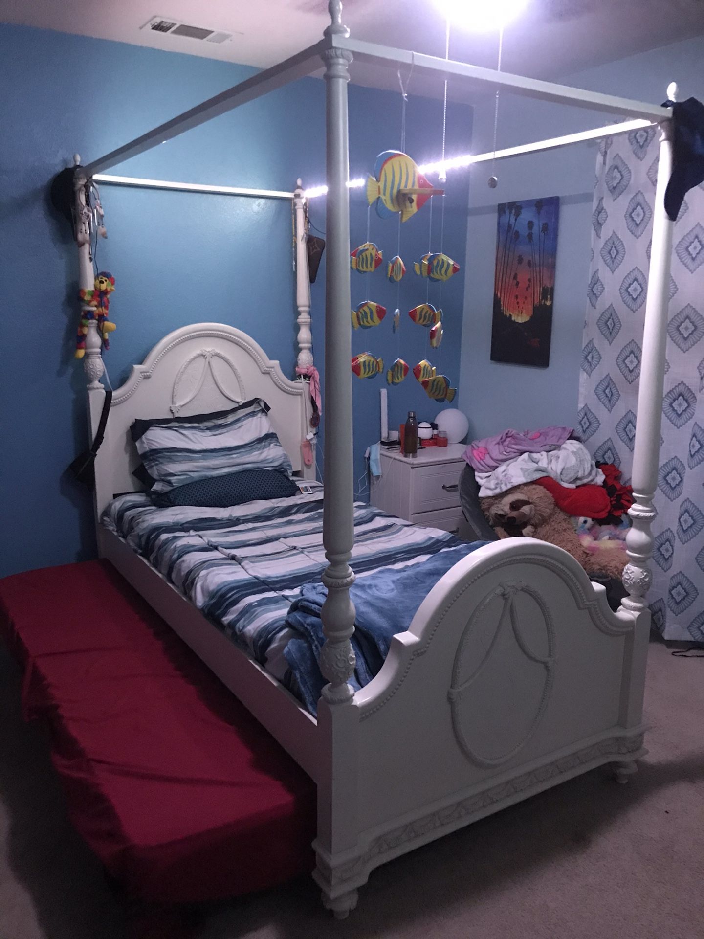 Canopy bed With trundle bed, mattresses and bed frame, twin size. Like brand new, 300$