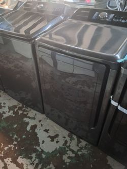 Samsung XL 5.5cu.ft. Washer and matching dryer laundry set.