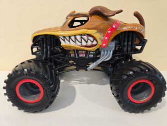 Monster Jam Hot Wheels 1:24 scale Monster Mutt monster truck
