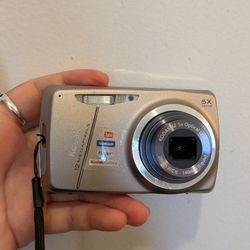 Kodak  Easyshare M550 12 MP Digital Camera with 5x Wide Angle Optical Zoom and 2.7-Inch 