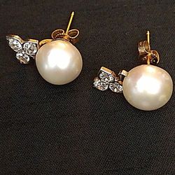 14. K Pearl earing with diamond