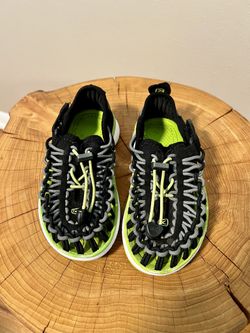 Keen uneek bungee slip on / water shoes (little kids size 9). 