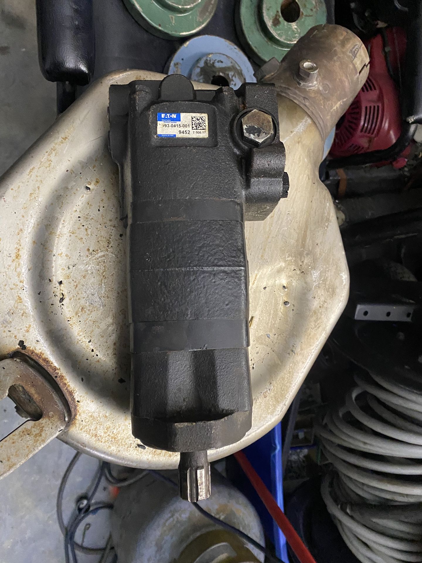Eaton Char Lynn #193-0415-001 Hydraulic Motor $200 Untested designed for applications where high efficiency and low pressure drop are required, such