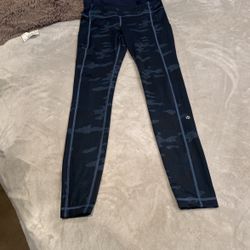 Women’s Lululemon Dark Blue Camo Print Running Pants Size 6