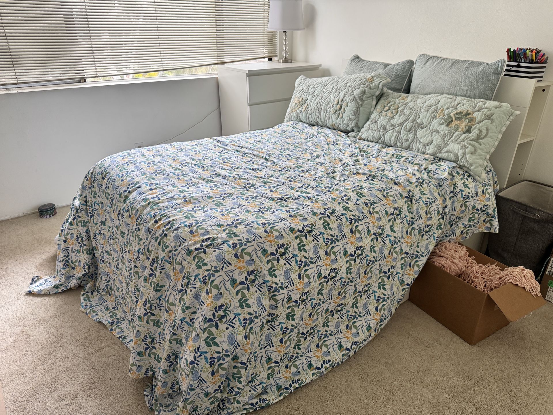 Pending: 4 Piece Bedroom Set (Bed with Storage Dresser Bookcase Mirror)