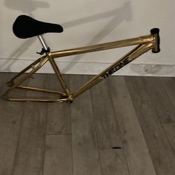 Throne 14 Karat Gold Goon frame
