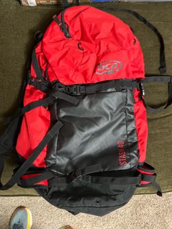 This BCA Stash 40 backpack is designed for backcountry skiing and snowboarding in excellent condition