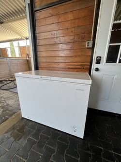 Insignia 48 ice chest freezer . Like new /Only used twice .