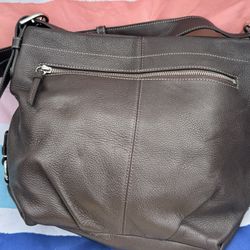 Coach Leather Purse With Shoulder  Strap Cmpartmrnts Inside & Out  Like New