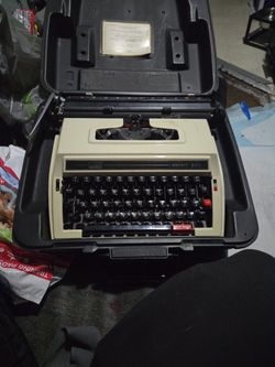 1981 MONTGOMERY WARD Vintage Typewriter