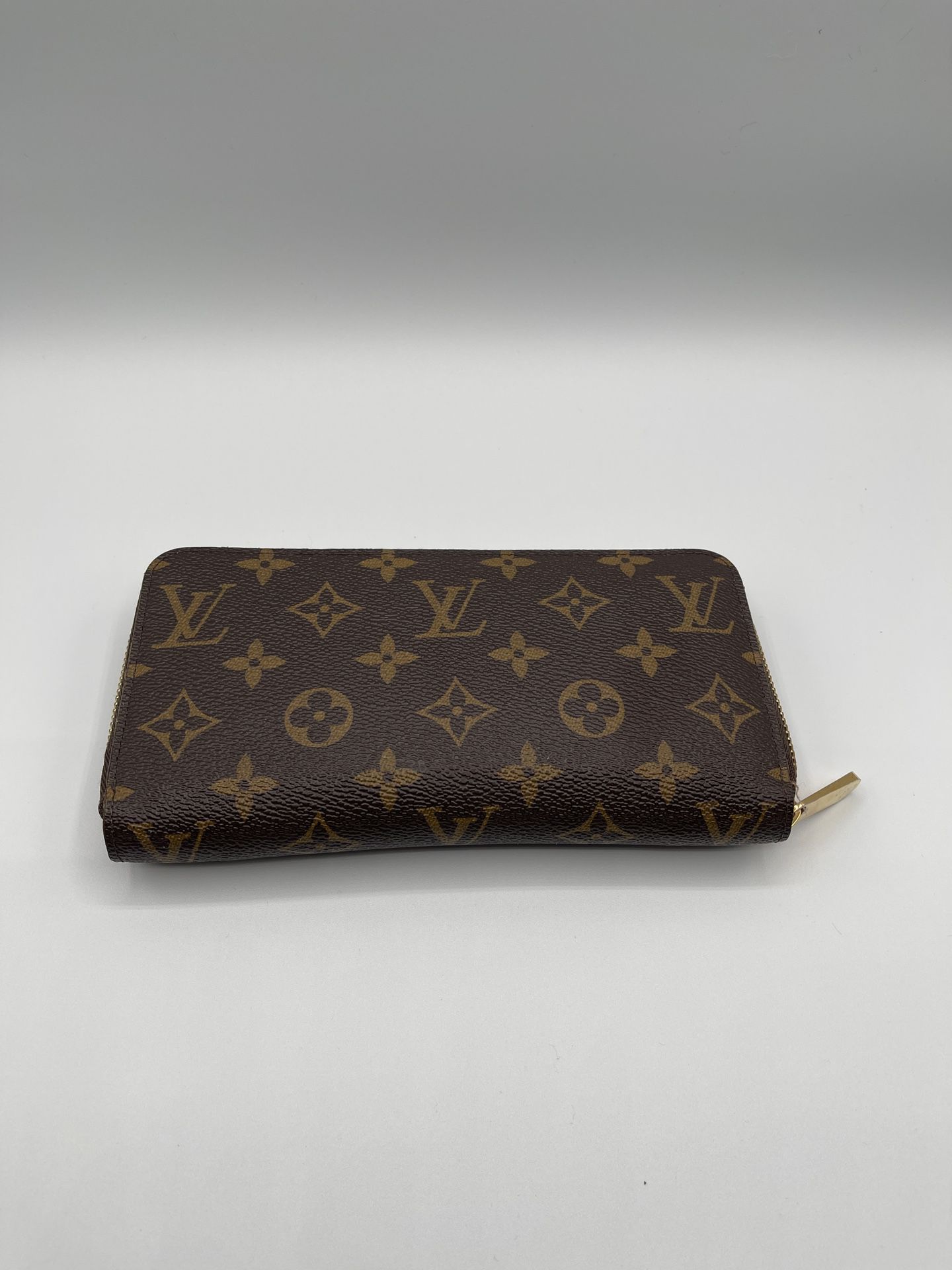 Zippy Wallet Monogram Louis Vuitton for Sale in Alhambra, CA - OfferUp