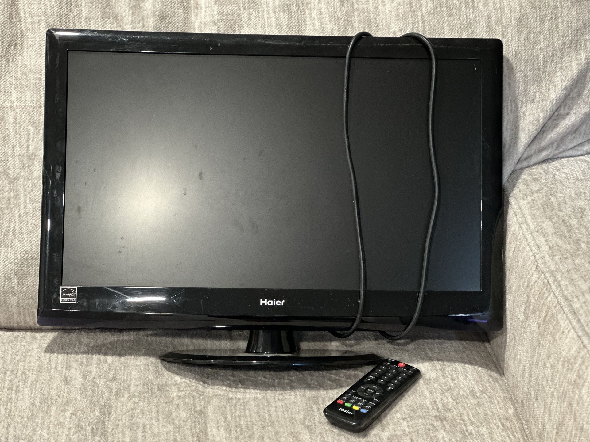 Haier 24" LED LCD TV 120V ~ 60Hz 50W W/ Remote