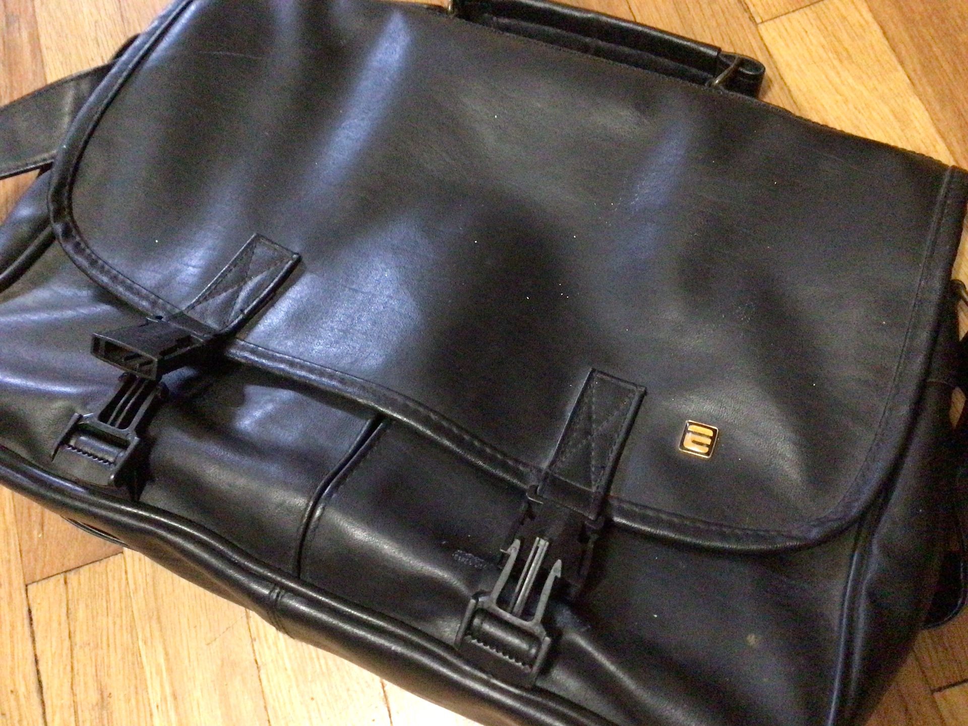 - BLACK LEATHER-15” PROFESSIONAL BAG