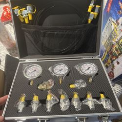 Hydraulic Pressure Test Kit with 3 Gauges 25/40/60MPa, 8 Test Couplings, Quick Connector 3 Test Hoses, Hydraulic Gauge Kit with Carrying Case for Exca