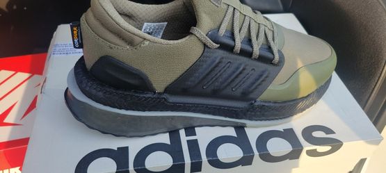 New Adidas  Size.8.5. 