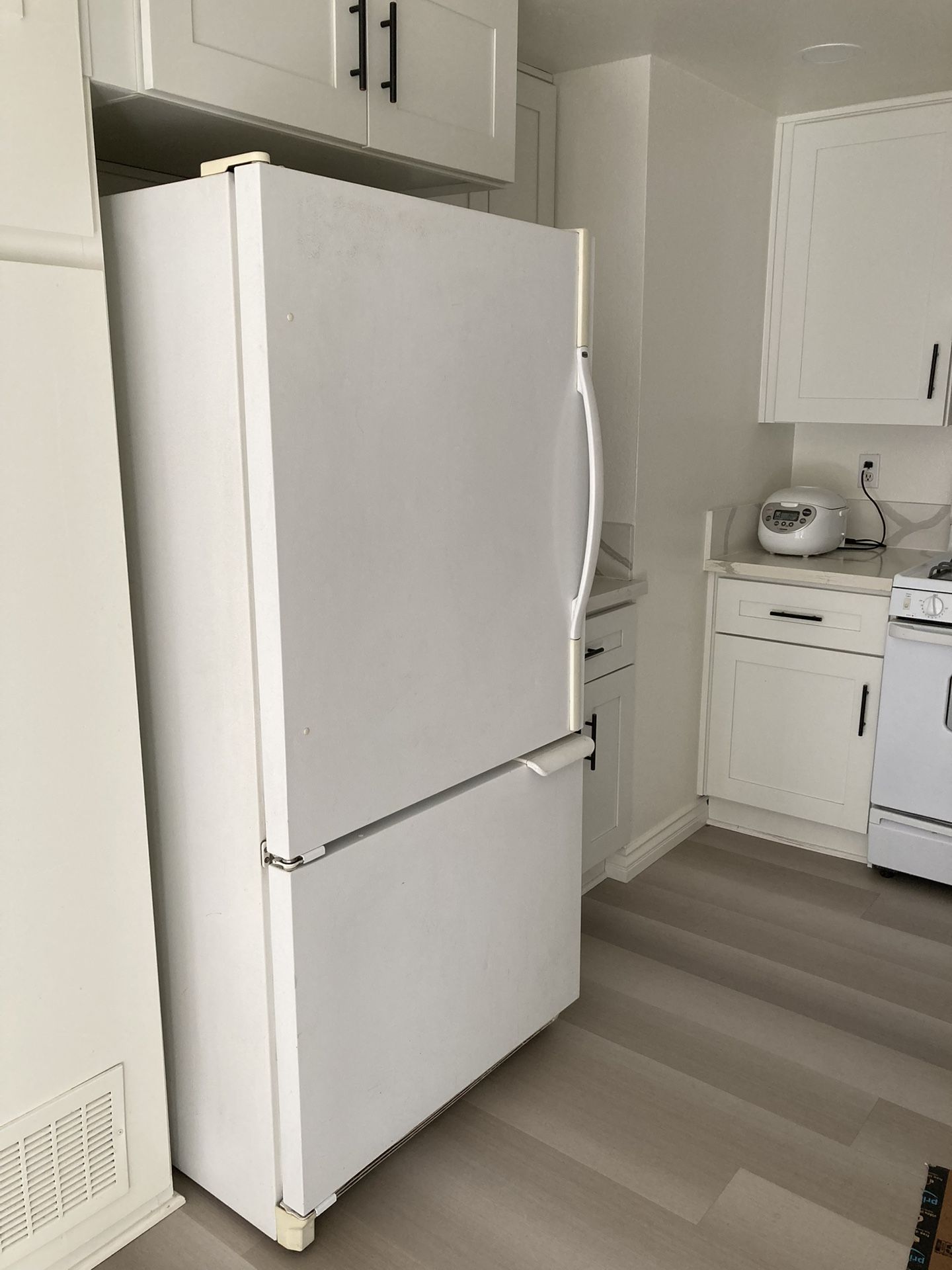 Clean Working Refrigerator Must Pickup Sat Dec 6th