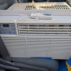 6400 BTU AC with remote control