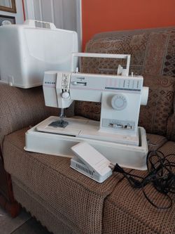 SINGER SEWING MACHINE LIKE NEW