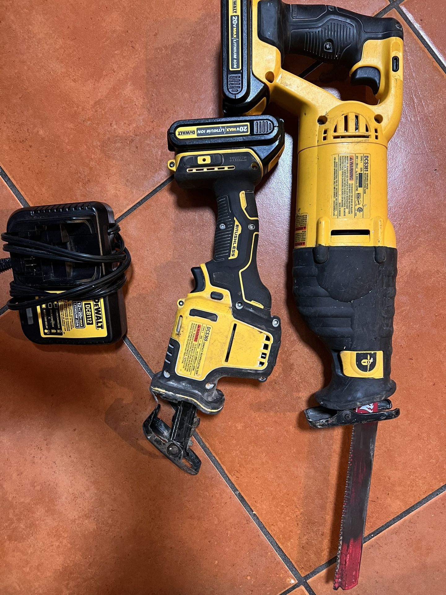 Dewalt Saws (2) Battery / Charger