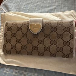 Gucci Pre -loved Vintage Heart Continental Wallet
