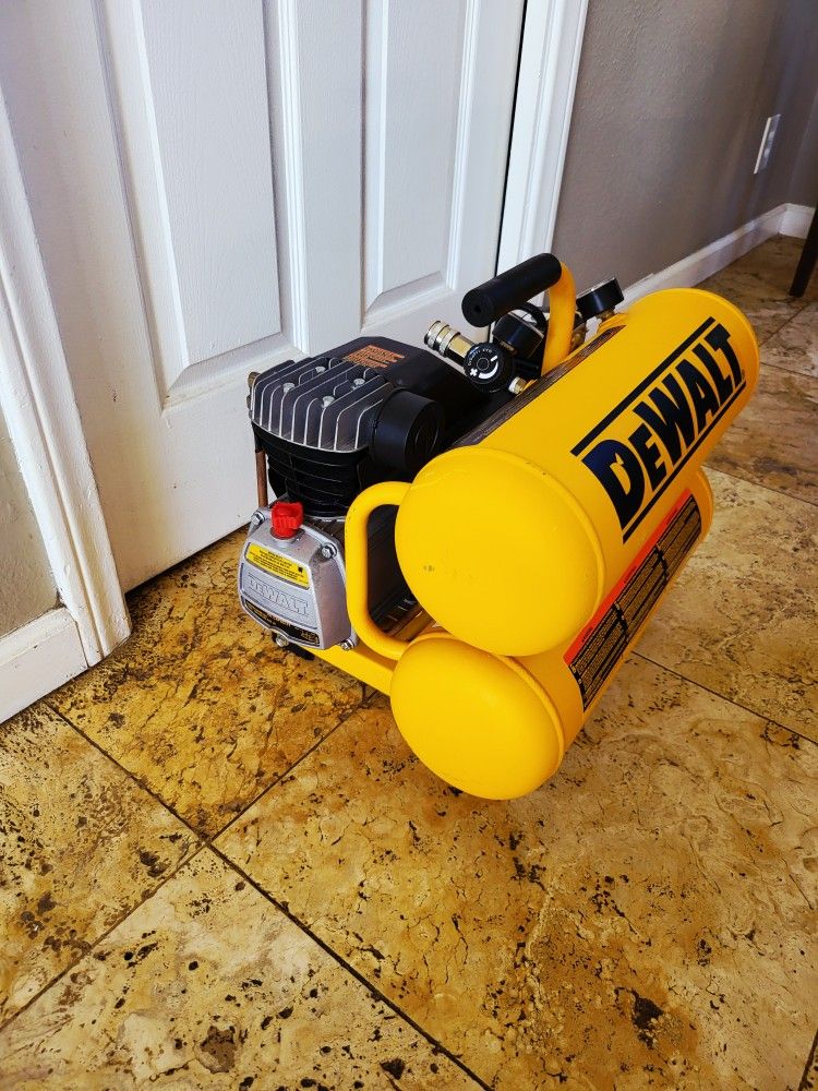 DEWALT 4.0-Gallon Portable Electric 125 PSI Twin stack Air Compressor