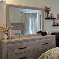 Dresser With Mirror 