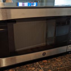 GE 1.1 cu. ft. Microwave Oven 