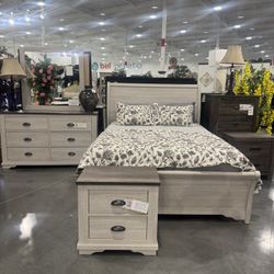 Queen bedroom set / Includes: Headboard, footboard,side rails , mirror, dresser and nightstand. 