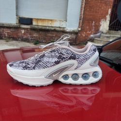 Brand New And Original Men's Nike Air Max's DN Sneakers Sizes 10.5 