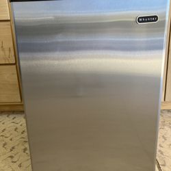 Whynter 2.1 cu ft upright freezer
